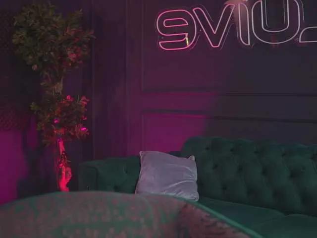 Offline RaquelleVon on BongaCams