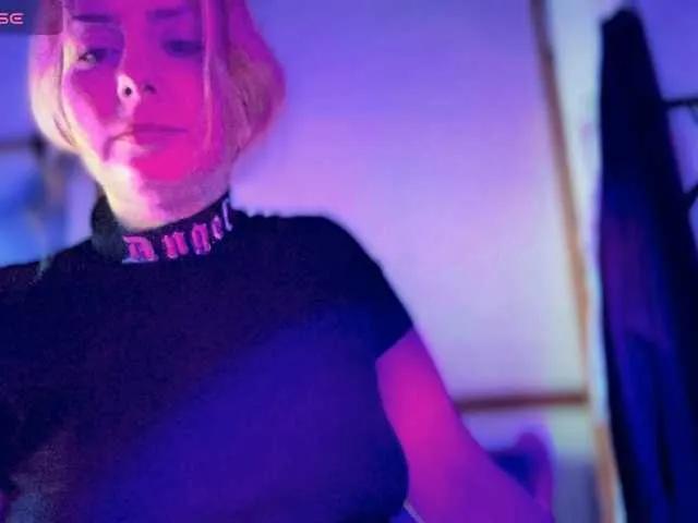 Offline skarlett-rose on BongaCams