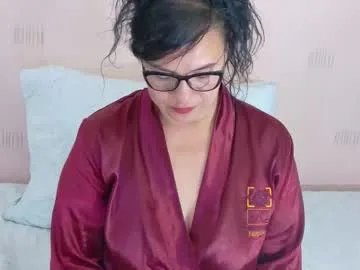 Freechat hornylatimommy on Chaturbate