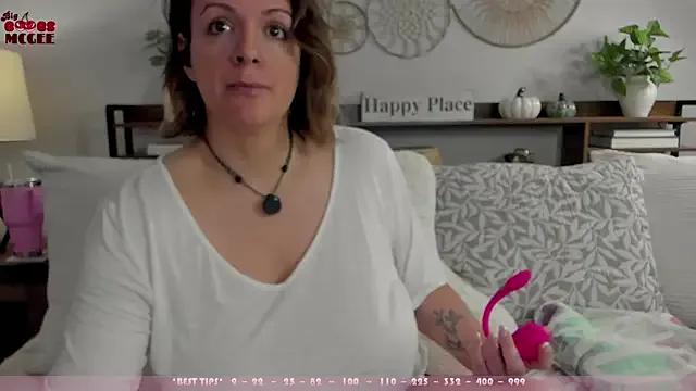 Freechat BigBoobsMcGee on StripChat