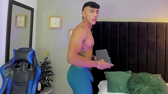 Bryan_robayo5 on StripChat