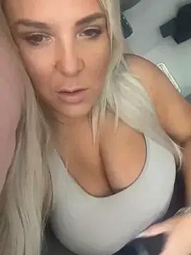 Freechat Bustyblondebabe32 on StripChat