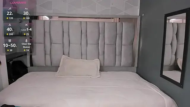 Charlot_milf on StripChat