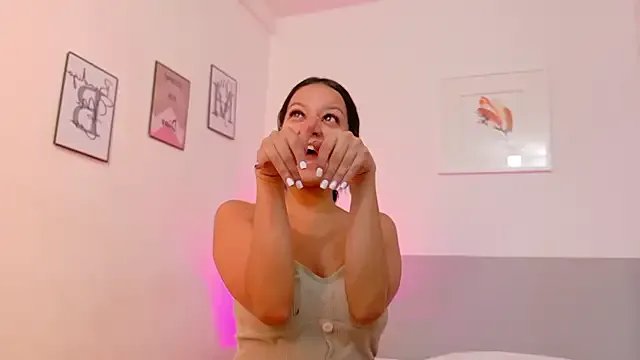 cutepetitee on StripChat