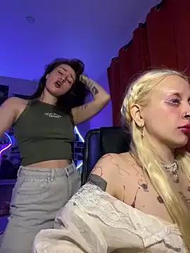 Freechat Dooubletroublee on StripChat