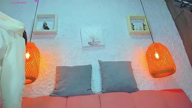 Freechat emiily_s on StripChat