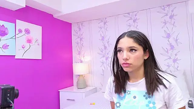 HazelMoret on StripChat