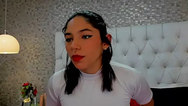 HazelMoret on StripChat