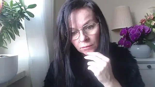 Freechat HelenLuxx on StripChat