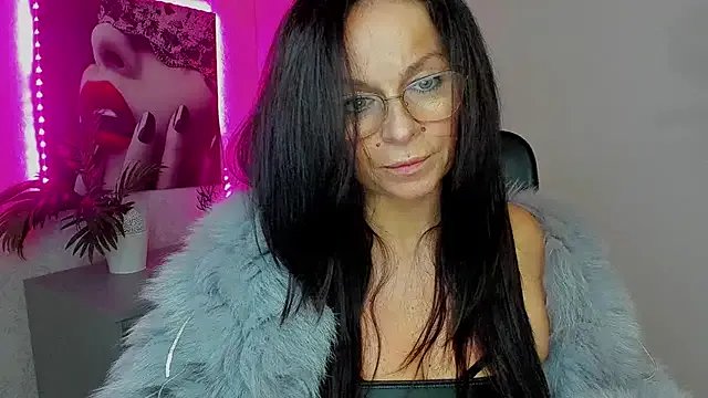 Freechat HelenLuxx on StripChat