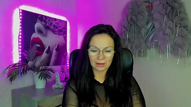 Freechat HelenLuxx on StripChat