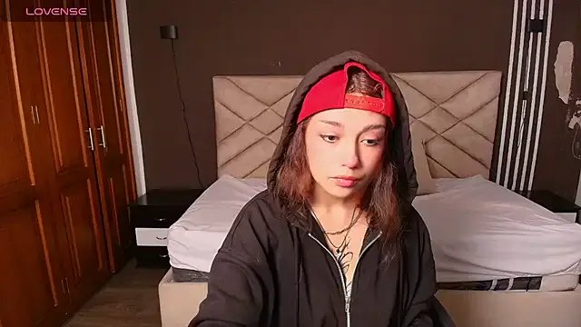 Laracooper_ on StripChat