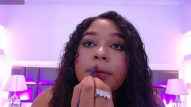 Freechat LennaEvans on StripChat