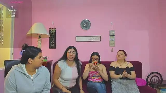 Freechat lesbiancuple on StripChat