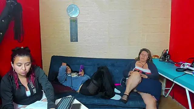 Freechat lesbiancuple on StripChat