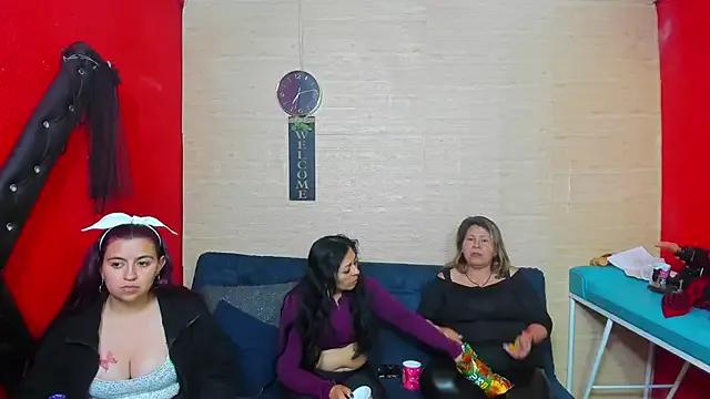 Freechat lesbiancuple on StripChat