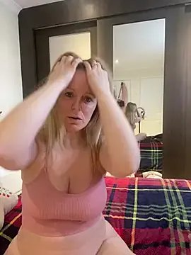 madamlillyrose — Pussy play 2 mins