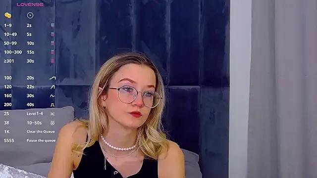 Freechat MaeLili on StripChat