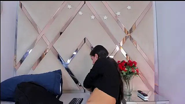 Freechat ninaht on StripChat