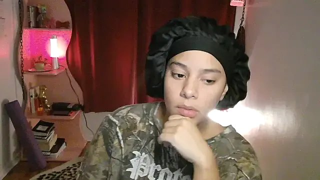 Freechat PrettyLittleProblem on StripChat