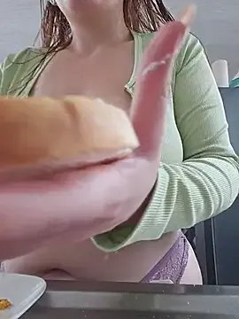 valery_mora on StripChat