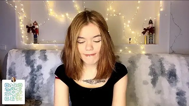 ZealousCulex — Lifting my hoodie (thong ass, no bra)