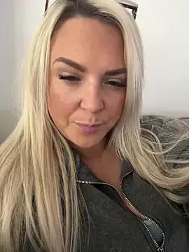 Photos of Bustyblondebabe32 from StripChat is Freechat