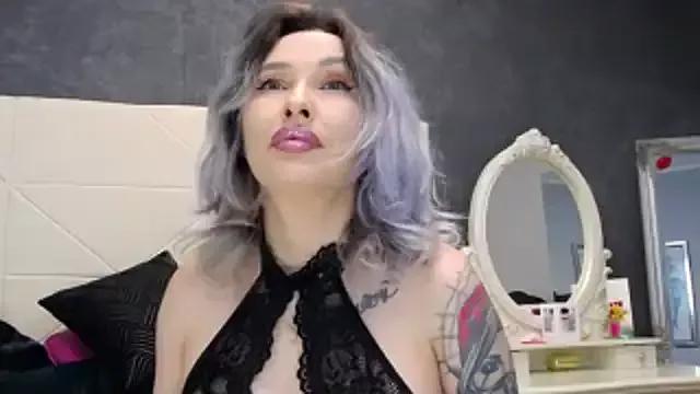 IssaSmith from StripChat