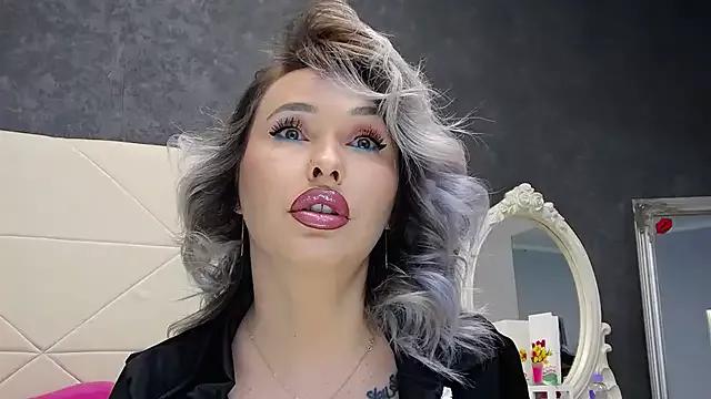IssaSmith from StripChat