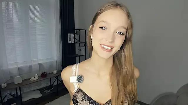 Photos of SerrenaAa from StripChat is Freechat